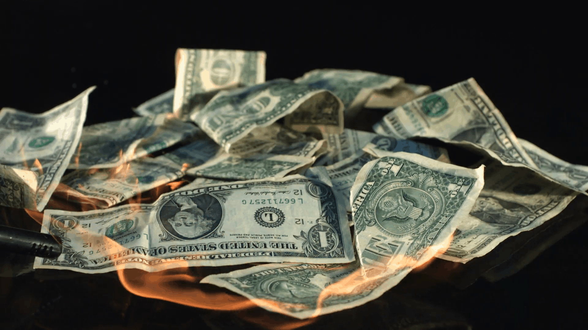 Gujranwala man burns his dollars to stabilise economy