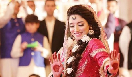 VIDEO: Zainab Abbas hits a sixer as Amir bowls on her shendi