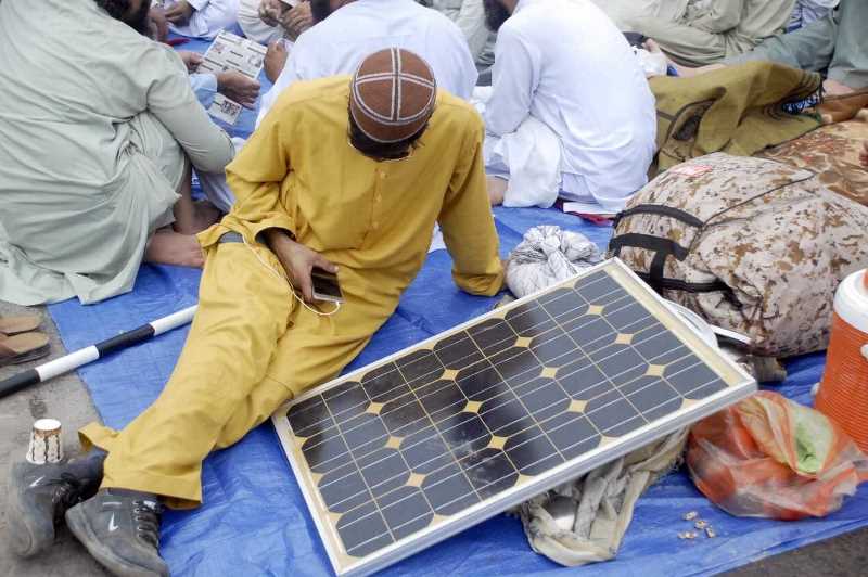 Here’s how ‘Azadi March’ protestors are charging their phones