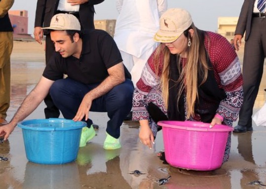 VIDEO: Bilawal, Bakhtawar go to the beach