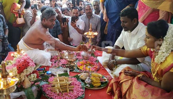 Hindu couple gets married at a mosque in India