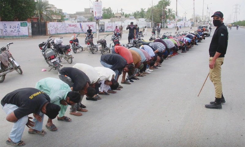 Govt hints at imposing curfew as over 470 arrested for violating Sindh lockdown