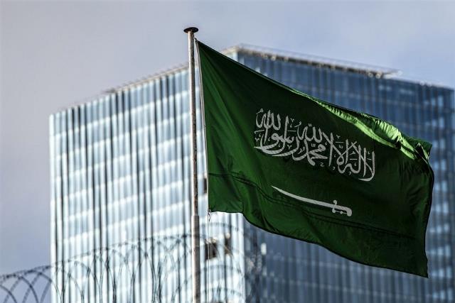 Saudi Arabia suspends international flights