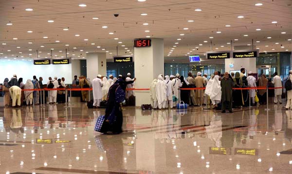 Flight from UAE carries 104 coronavirus patients to Pakistan