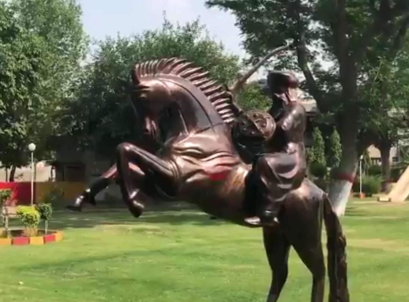 VIDEO: Life-size statue of Ertuğrul erected in Lahore