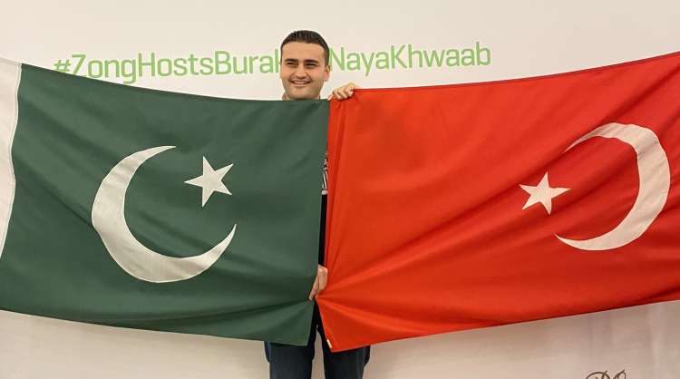 VIDEO: Turkish chef Burak Ozdemir eats meal at Islamabad panahgah