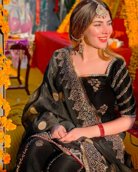 VIDEO: Naimal Khawar heats up the dance floor on her sister’s wedding