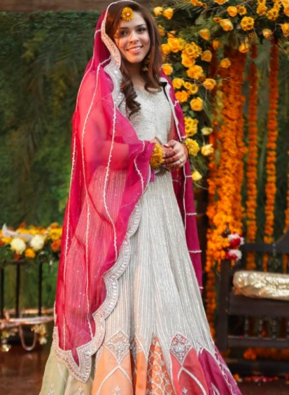 VIDEO: Hina Bayat steals the show with a performance on ‘Dola Re’ at daughter’s wedding