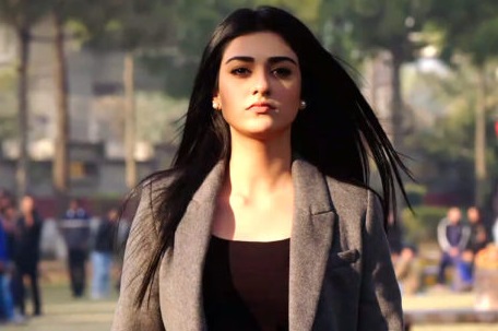 Sarah Khan hits back at troll who criticised her over father’s death