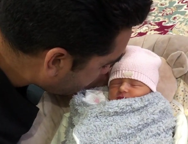 VIDEO: Umar Gul recites Azaan in baby daughter’s ear