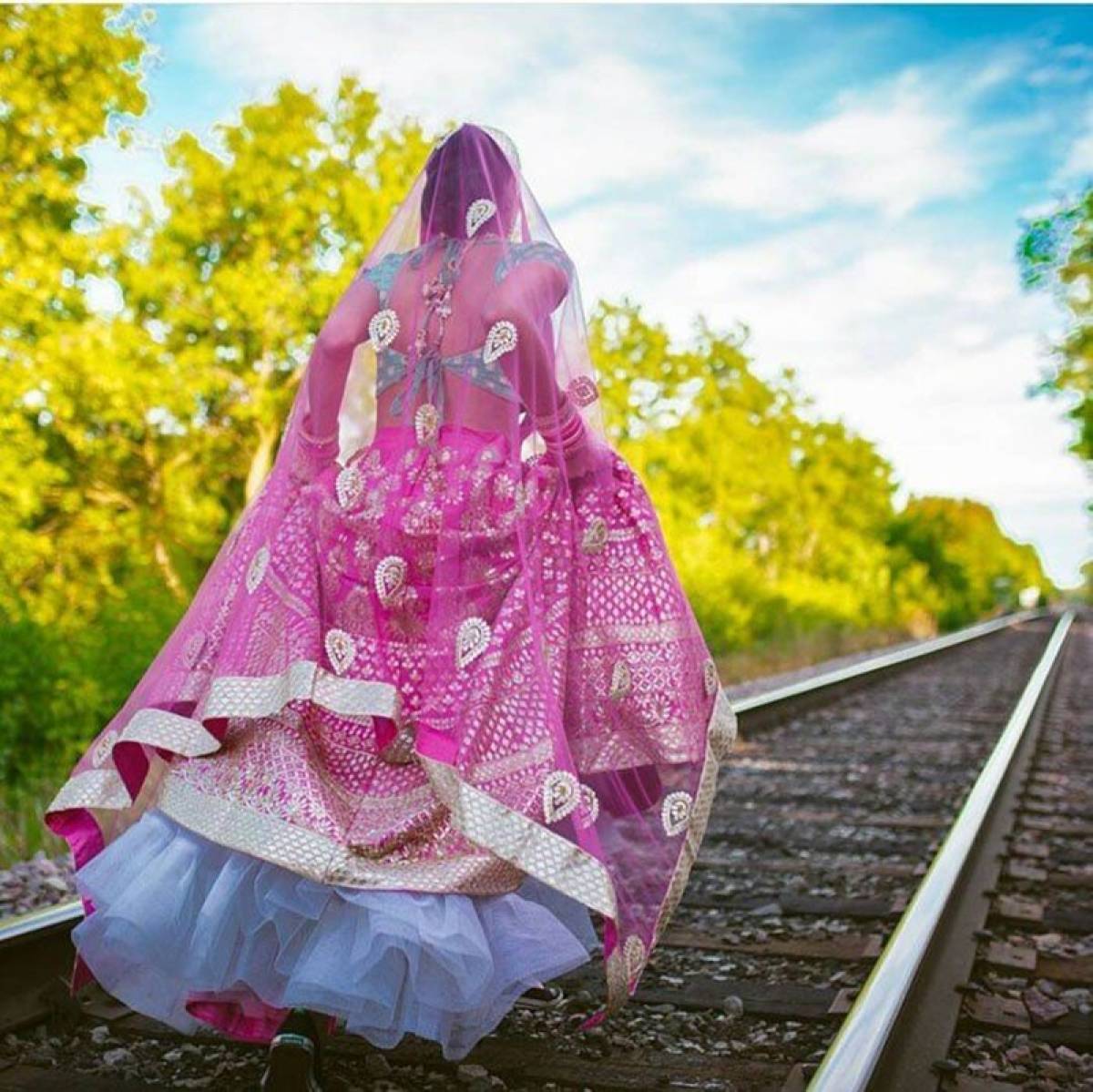 Newly-wed bride asks groom to bring water, runs away with cash, jewellery