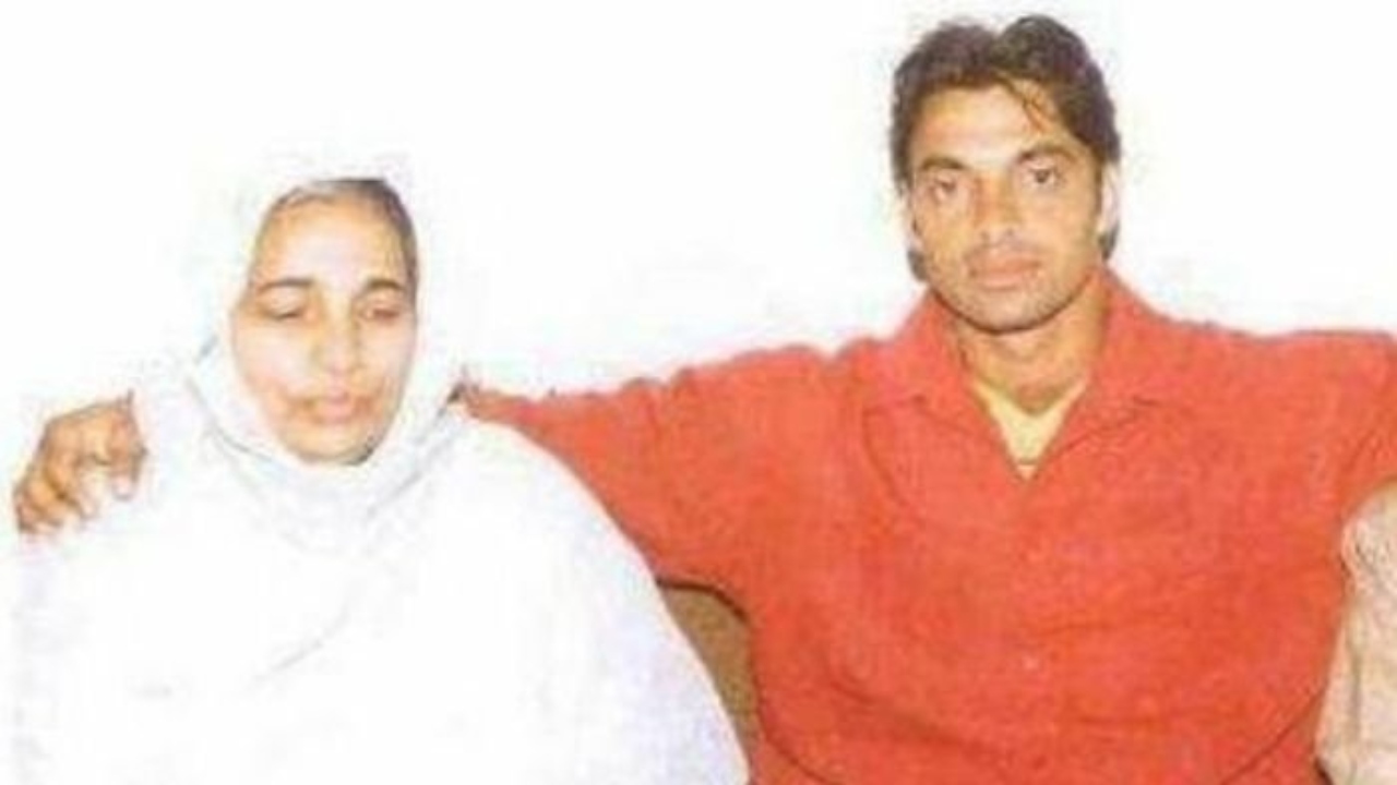 Shoaib Akhtar left England matches for Pakistan to give his mother a bag of flour when she needed it