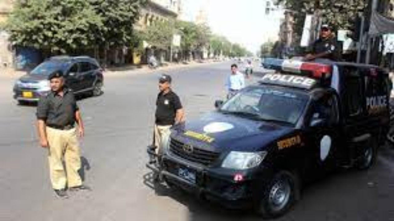 Disguised as security officials, robbers loot foreigners