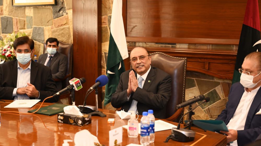 ‘Gen Bajwa should be saluted or should he be criticised?’ Zardari