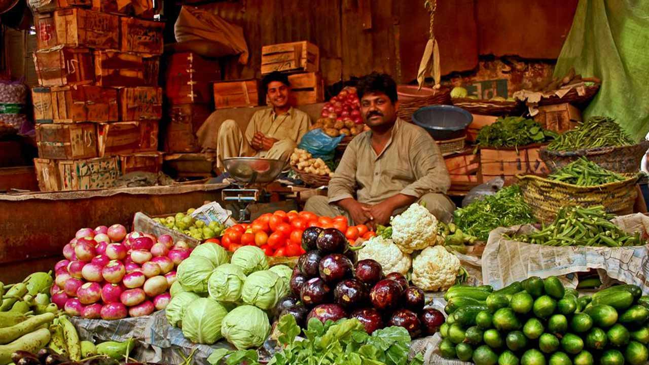 Weekly inflation increases more than 38% as prices of petrol and food items hit the roof