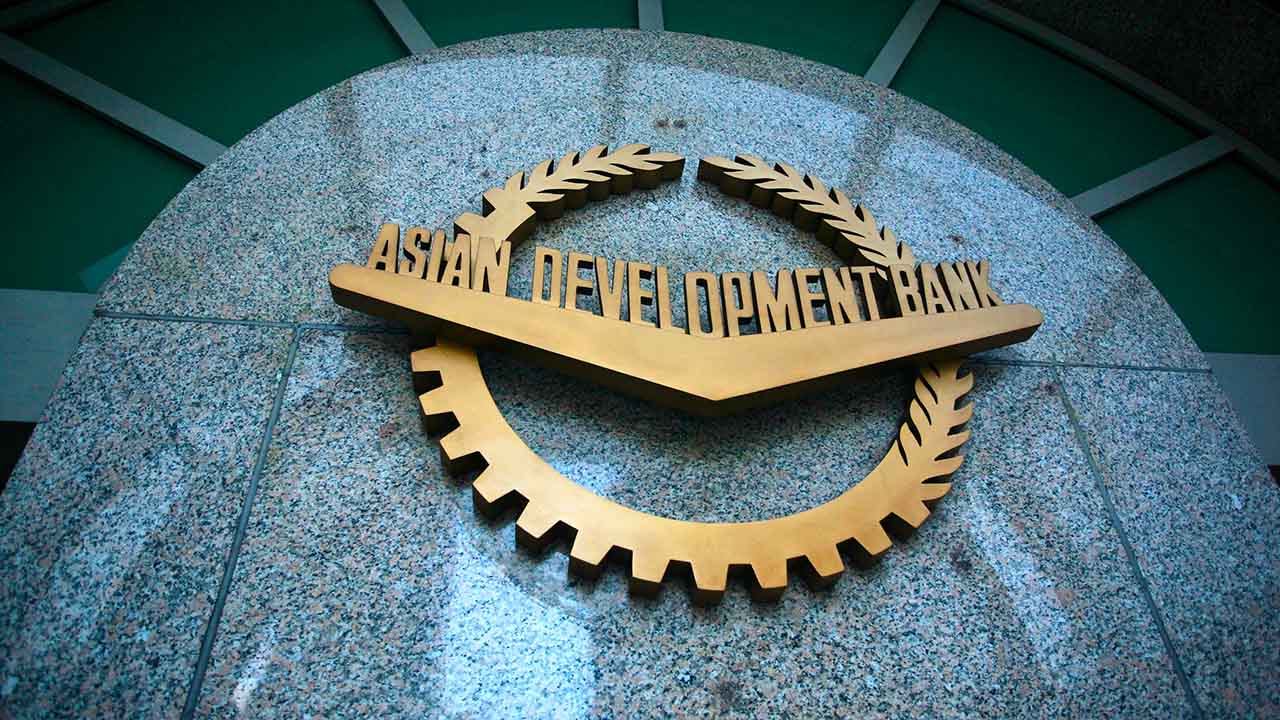 Finance Minister Aurangzeb promises economic reforms in meeting with ADB