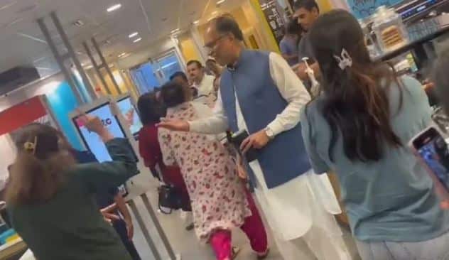 Video: Ahsan Iqbal harassed by PTI supporters in restaurant