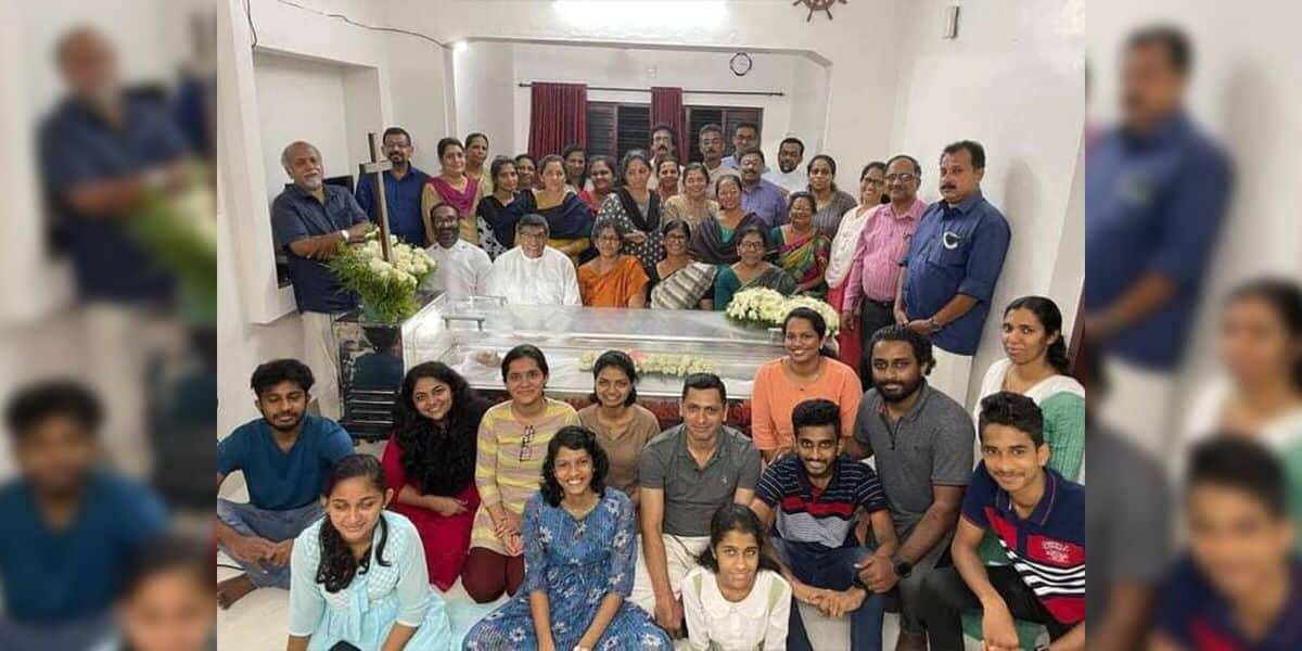 Picture of dead woman relatives smiling with her body goes viral