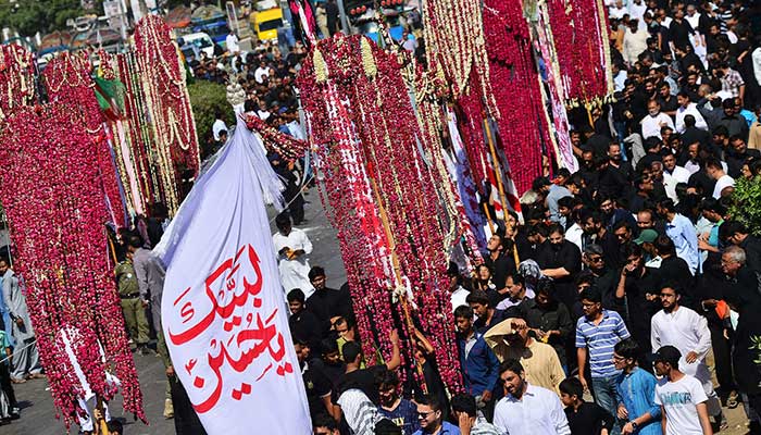 How do Shias spend 9th,10th Muharram?