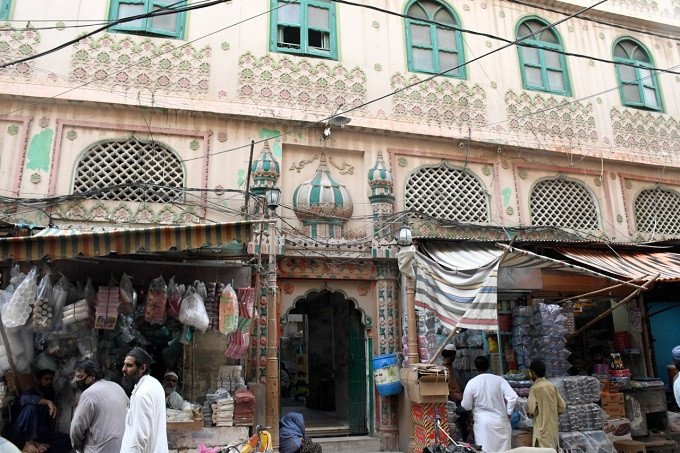 Man attempts suicide inside a mosque, policeman rescues him