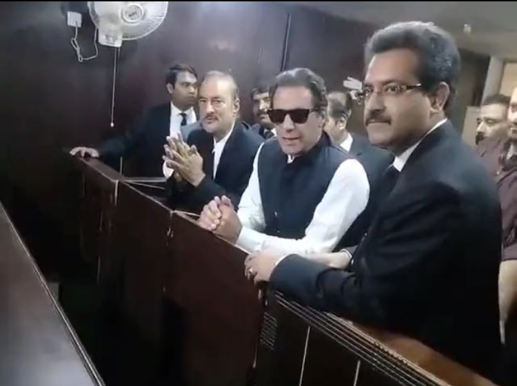 ‘Madam Zeba ko batana ke Imran Khan aya tha maazrat karnay’: Khan ne maangi mafi