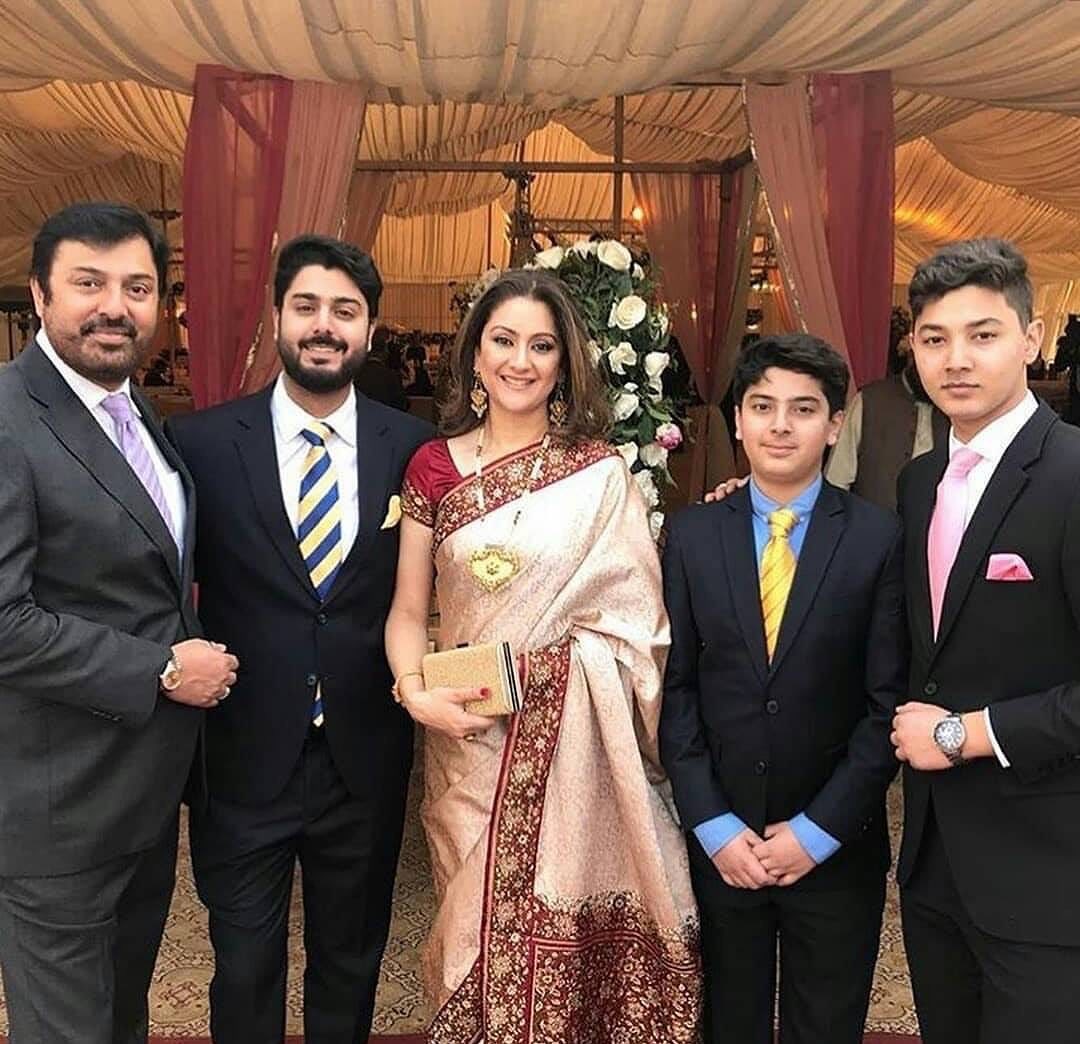 New Pictures of Nauman Ijaz with Family from a Recent Family Wedding | Reviewit.pk