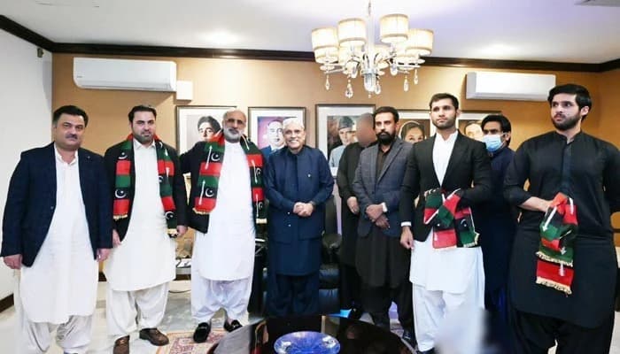 Zardari ka jaadu: Seven Baloch politicians join PPP after meeting him