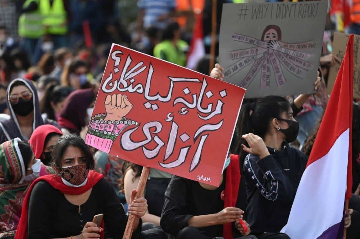 Khan’s rally in Lahore creates hurdles for Aurat March participants