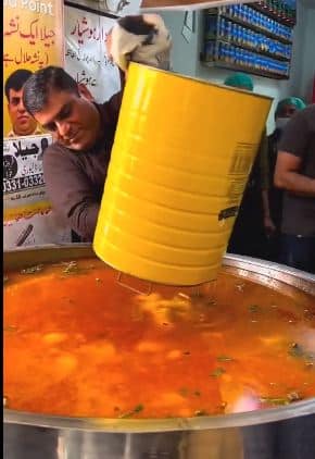 Video of man adding more oil to salan has Twitter in tears