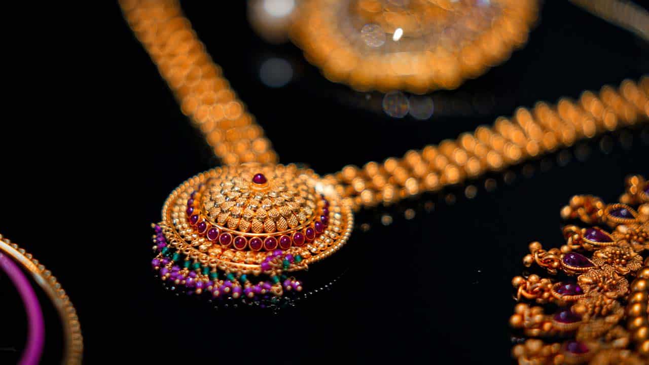 Gold price surges by Rs4,900 in a single day, reaches Rs202,000 per tola