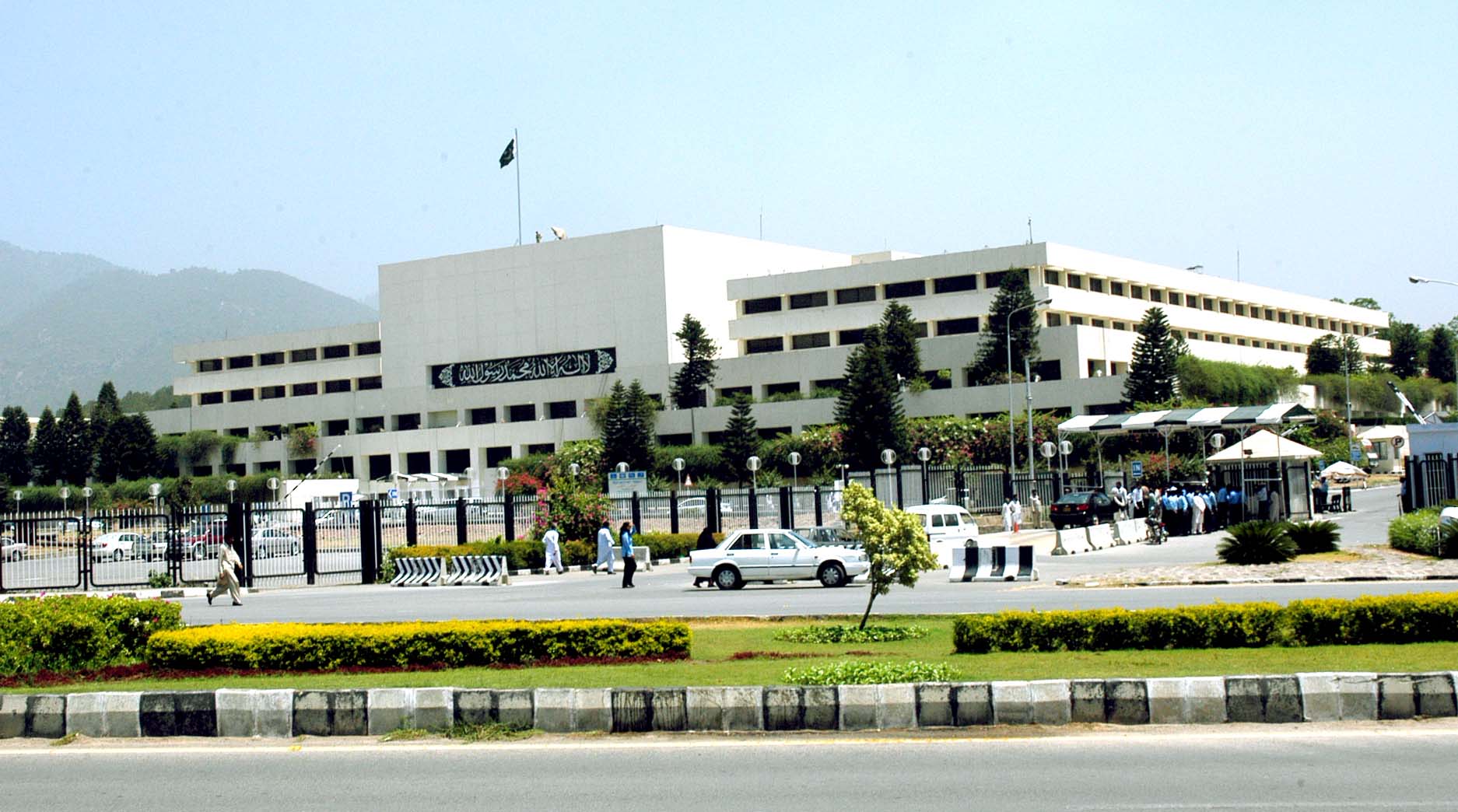 Federal govt considering premature dissolution of National Assembly