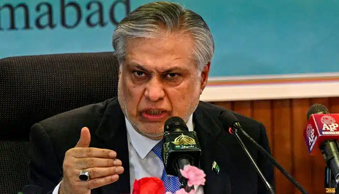 PML-N wants Ishaq Dar as interim PM, PPP disagrees