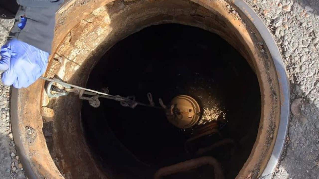 Child dies after falling into uncovered manhole in Karachi
