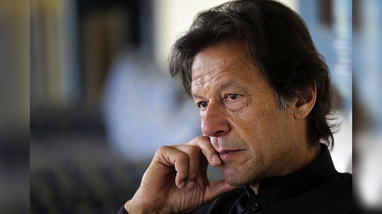 No shower in washroom aur kamra bhe woh jahan Sazai-e-maut kay qaidiun ko rakha jata hai: Imran Khan’s lawyer reveals details of his cell