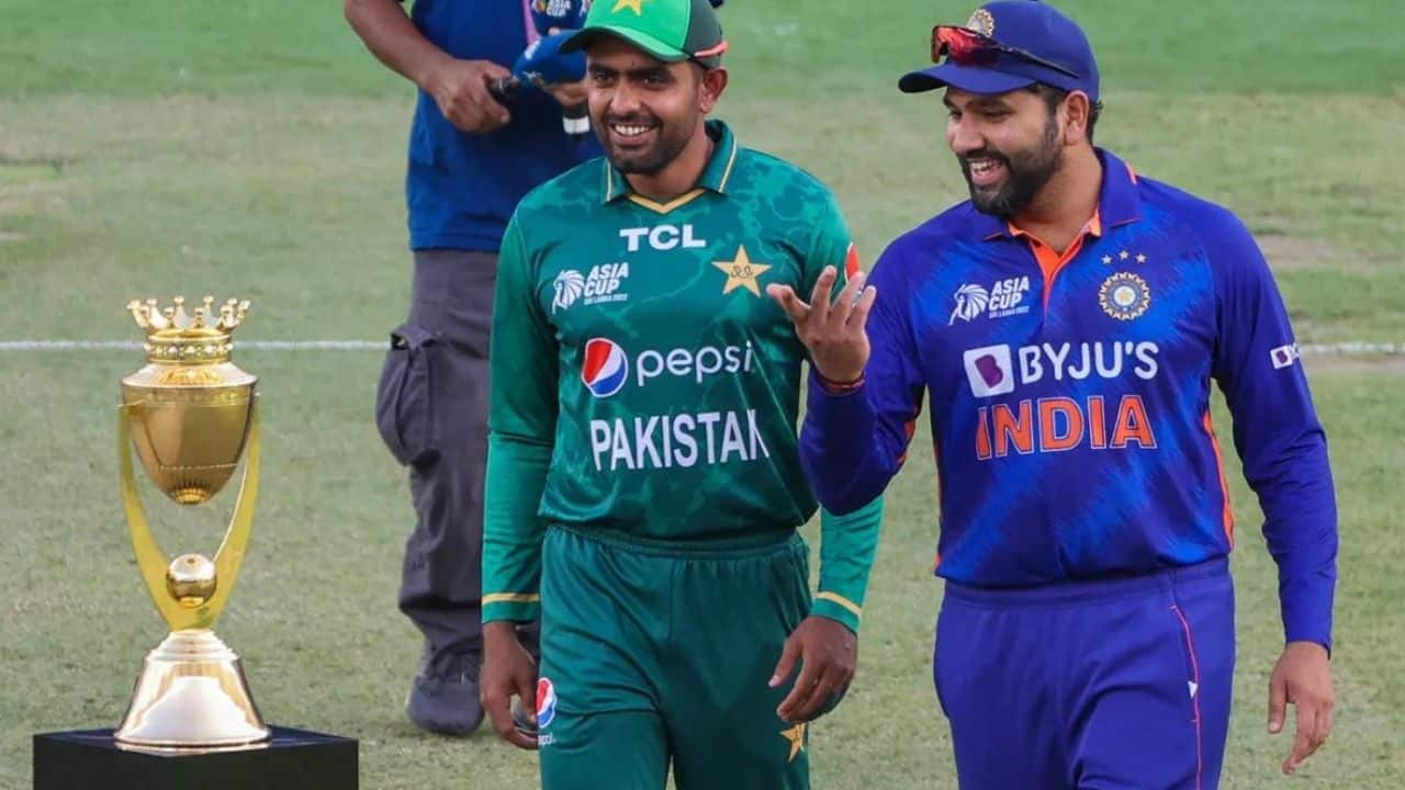 Pakistan team hailed by compatriots as India keeps fans away from match