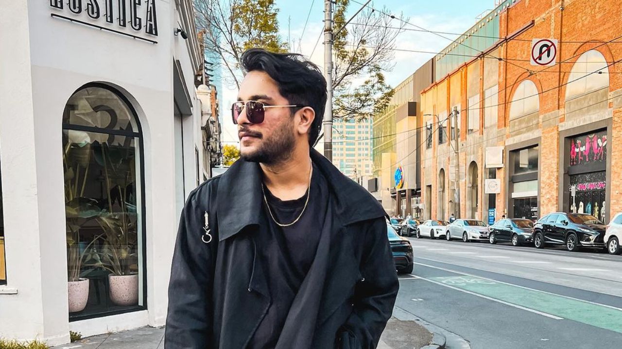‘IBA ya Pagal khaana’: Asim Azhar shuts down ‘Hania Amir’ chants at literary festival