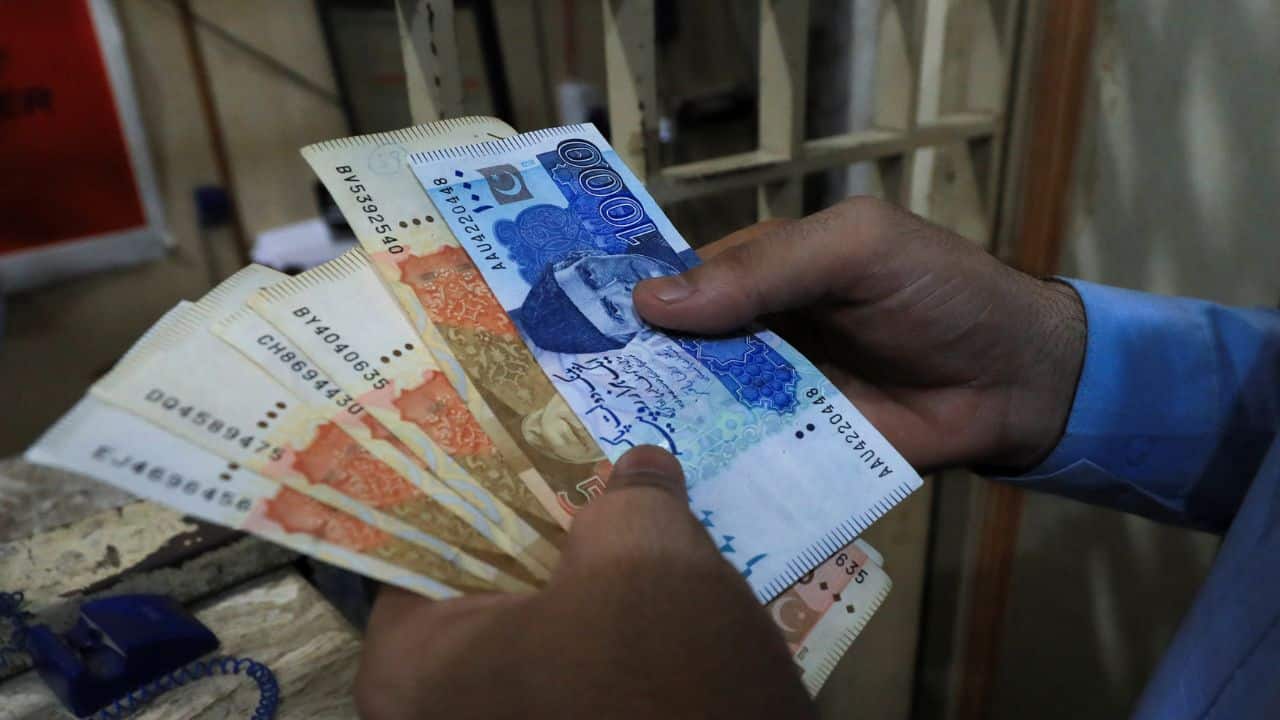 More Pakistanis hopeful about economy: survey