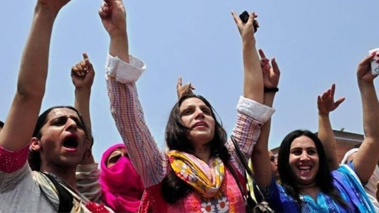 Transgenders in Rajanpur get driving licences