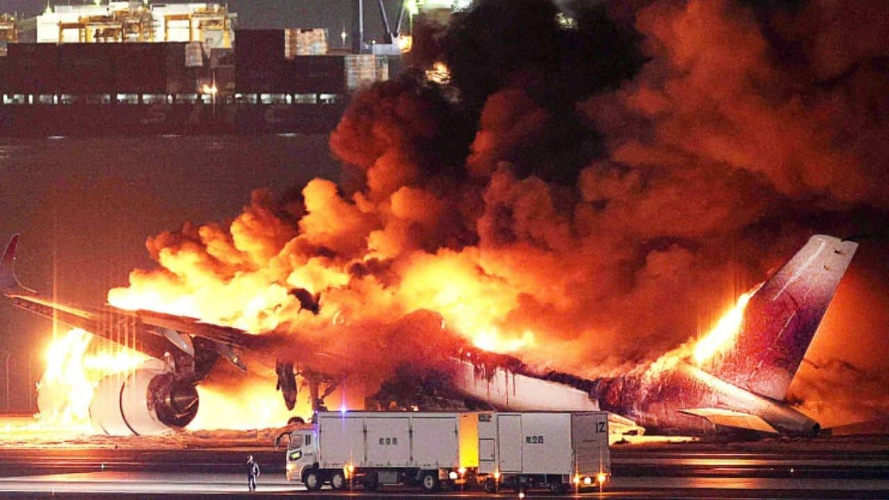 How 379 people escaped deadly fire in a plane in Japan?