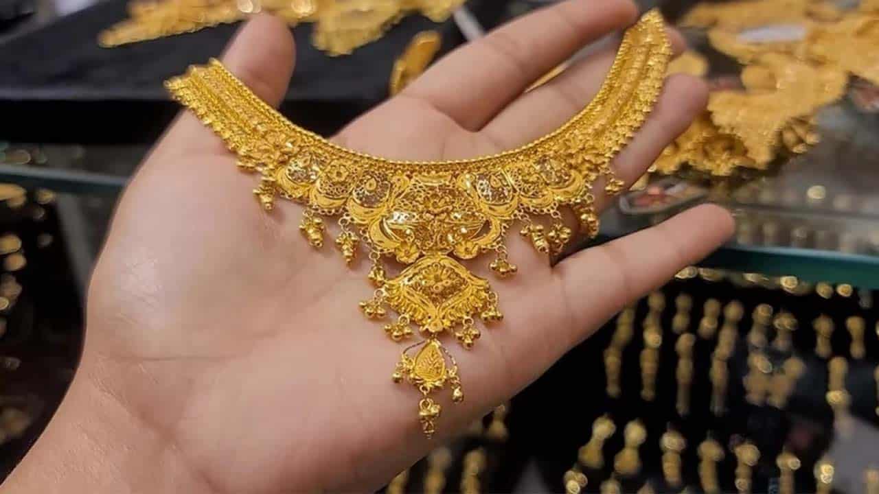 24 karat gold rate drops by Rs900 per tola to Rs240,600