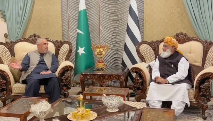 PTI-JUI-F dosti on the cards?