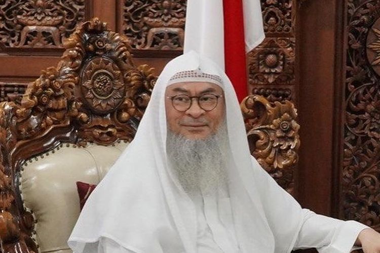 Islamic scholar Assim Al-Hakeem comes to Khan’s defense
