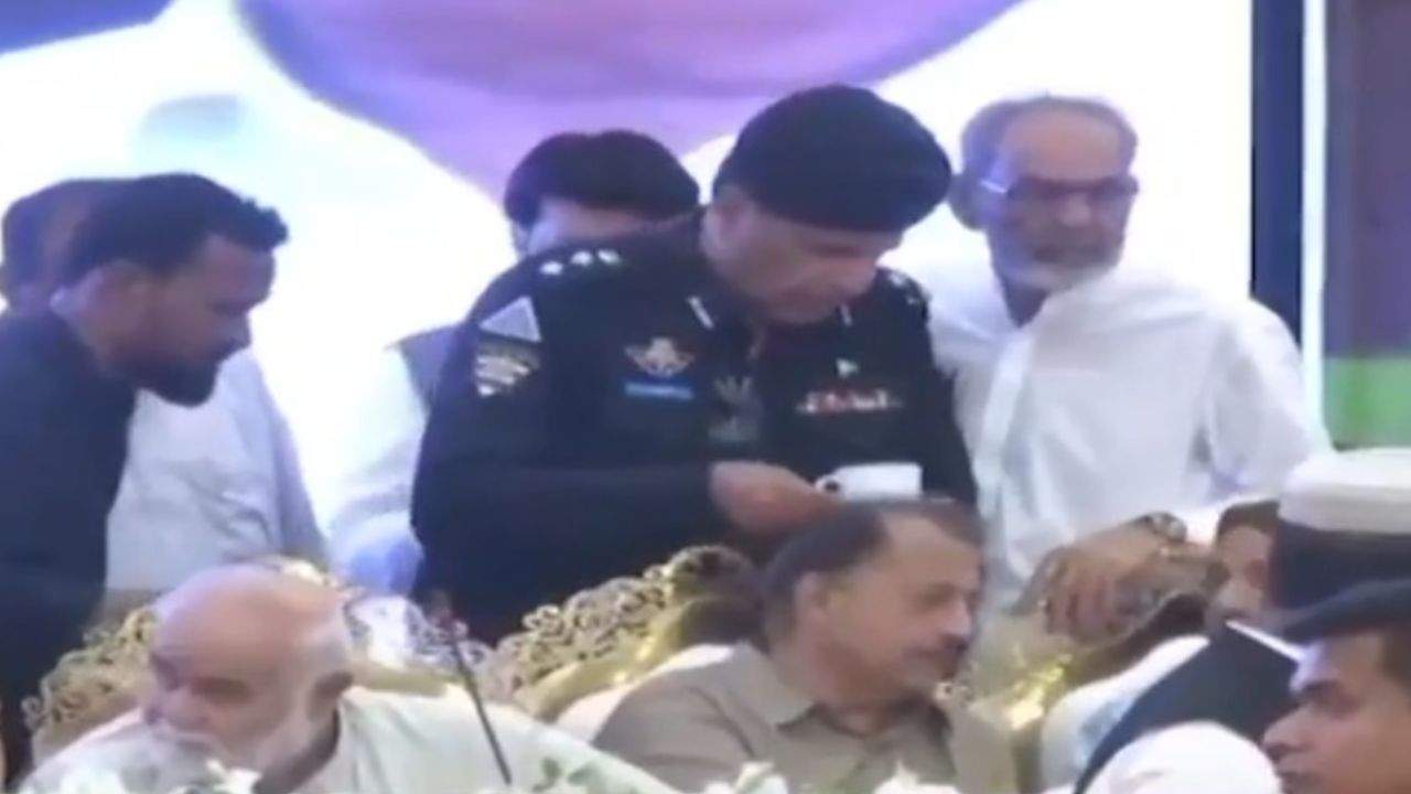 Chai ka waqt: Sindh SSP serves tea to political leaders