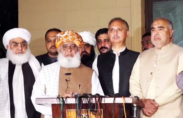 Maulana urges PTI to revamp anti-government campaign