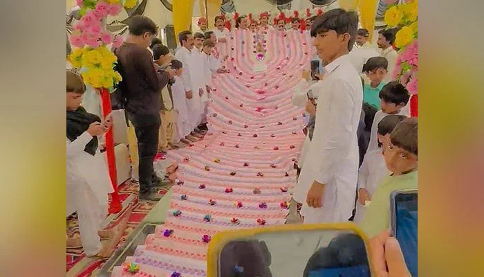Itna bara haar, kiska aur kitnay paison ka?