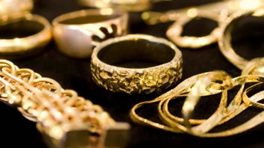 Gold price breaks losing streak, increases by Rs600 per tola to Rs275,500