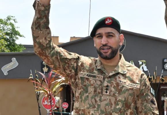 Boxer Amir Khan wants to resolve issues between Imran Khan and establishment