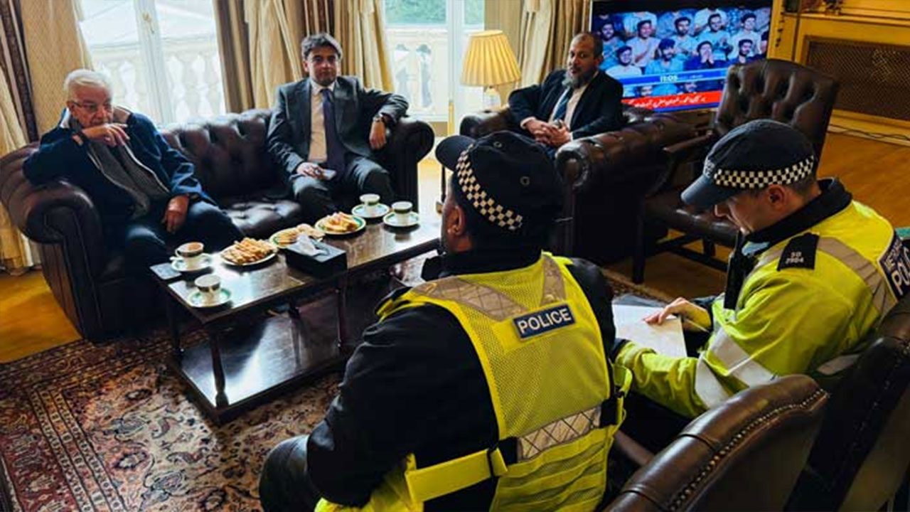 Defence Minister files complaint with London police after heckling, knife attack threat