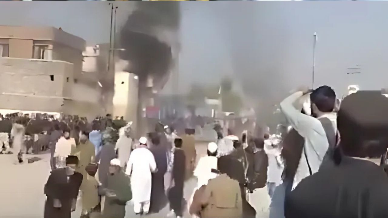 Peshawar: Mob protesting Quran desecration attacks police station