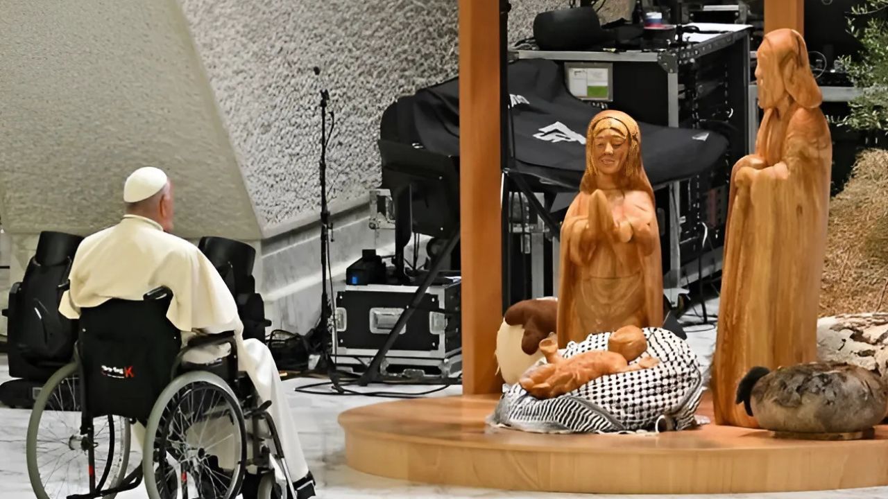 Pope Francis prays in front of Baby Jesus wrapped in Palestinian Keffiyah